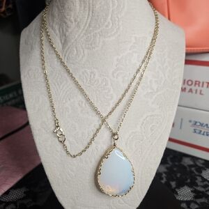 Elegant Gold and Opal Pendant Necklace